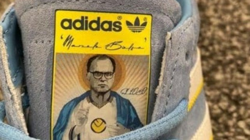 La locura que faltaba: las zapatillas de Bielsa