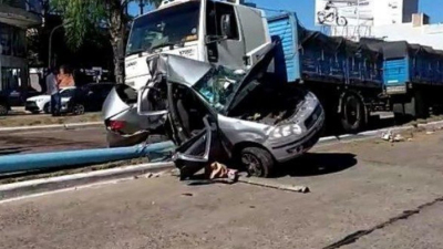 Corrientes: brutal colisión entre un camión y un auto