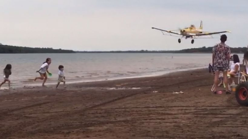 Avión fumigador realizó vuelos rasantes sobre personas en una playa