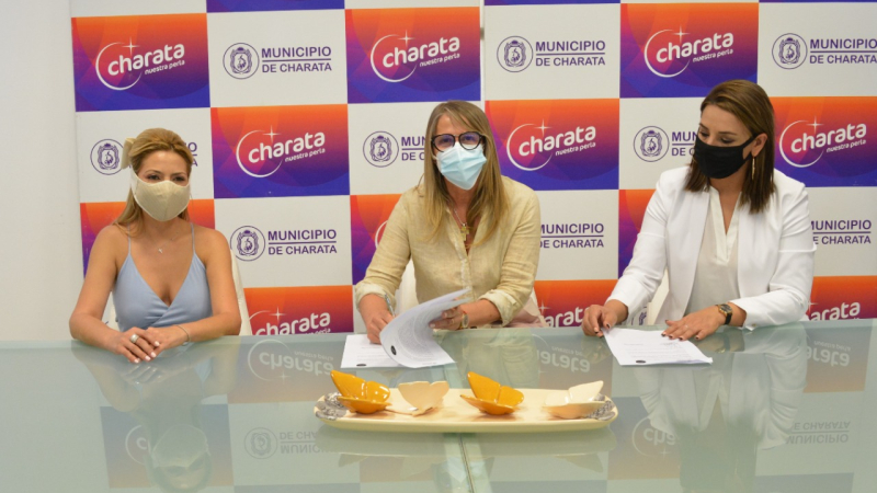 Yañez firmó convenio por una obra de agua potable y entregó elementos en Pampa Cejas