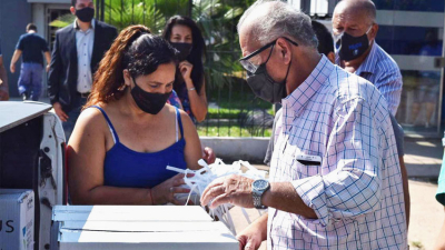 Fuerte campaña para frenar el brote de Covid-19 en los barrios y el centro