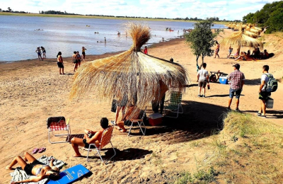 La Pampa inaugura el verano con laguna que combina playas, caldenal y aves de varias especies