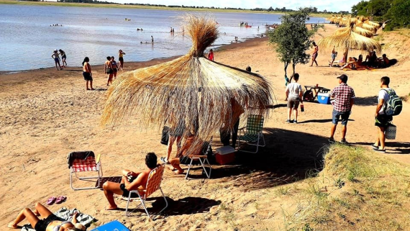 La Pampa inaugura el verano con laguna que combina playas, caldenal y aves de varias especies