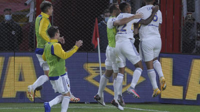Boca se despertó en el final y consiguió un triunfo anímico en la casa del “Rojo”