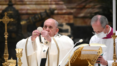 Durante su mensaje en la Misa de Gallo, el Papa pidió "no lanzarnos a los pesebres de vanidad"