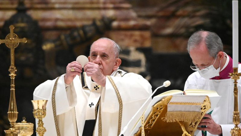 Durante su mensaje en la Misa de Gallo, el Papa pidió "no lanzarnos a los pesebres de vanidad"