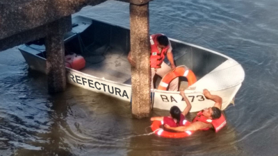 Emergencia en Corrientes: Prefectura rescató a una mujer que cayó al agua desde un muelle