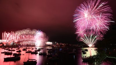 Fuegos artificiales sobre calles vacías pasan la página del 2020