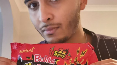 Quedó sordo tras comer unos fideos que compró por Internet ?️??