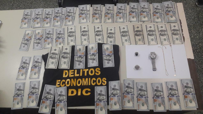 Detuvieron a una mujer por el robo de dólares y joyas a su empleador