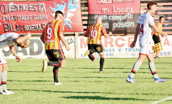 Sergio Sagarzazu celebra su gol. Fue el segundo de Sarmiento, que le dio el pasaje al “decano” ante Douglas Haig.