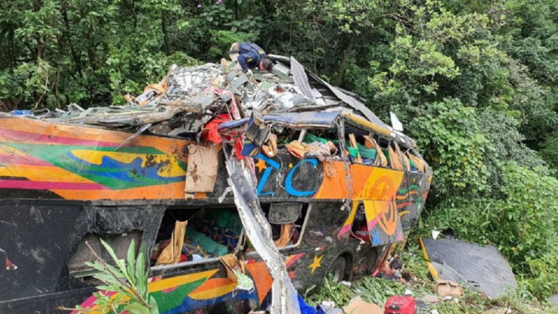 Brasil: al menos 21 muertos al desbarrancar un micro que iba a Camboriú