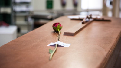 Murió la mujer que se había despertado en una morgue cuando estaba a punto de ser cremada