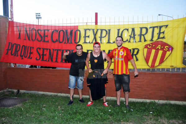 <p>Un hincha recibió de "premio" al aguante la chomba del entrenador Raúl Valdez. Fotos: Jorge "Punky" Flores.  </p>