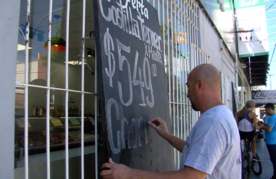 Hasta 800 pesos se paga por un kilo de asado y $700 el kilo de cereza