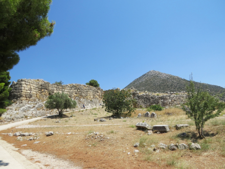 Restos de la muralla ciclópea.jpg