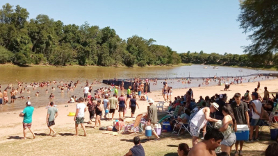 Cientos de turistas eligen Bermejito para descansar