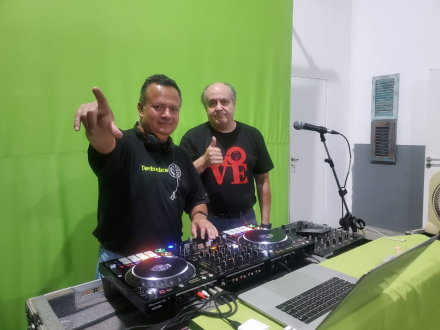 Pely López Pereyra y Yapiré, alegran todas las noches con su selección musical (Foto María Esther Rodríguez).jpeg