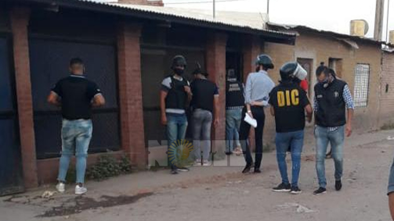 Se entregaron Vanesa López, su pareja y el dueño del supermercado 