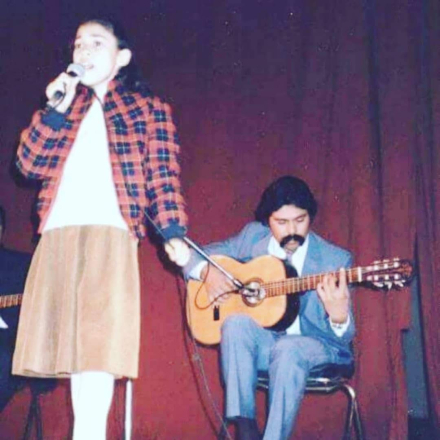 Cuando Lorena tenía 9 años, junto a su padre en un escenario en la provincia de Misiones.jpeg