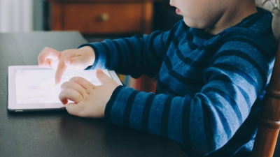 Piden a Facebook y Google sus estudios sobre su impacto en salud mental de los niños