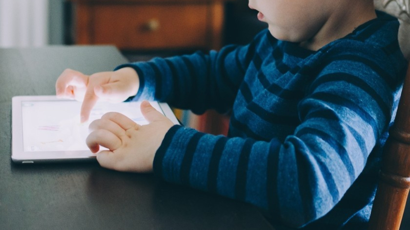 Piden a Facebook y Google sus estudios sobre su impacto en salud mental de los niños