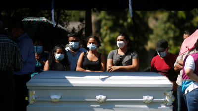 “Esperamos justicia”: mujer muerta en México a manos de policías es sepultada en El Salvador