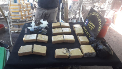 Dos detenidos con más de cinco kilos de marihuana en La Rubita