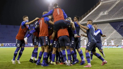 Vélez ganó 2-0 y quedó muy cerca de la clasificación