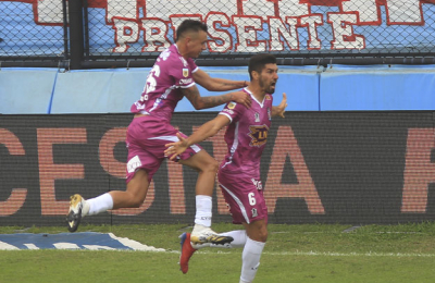 Arsenal cuidó la ventaja frente a Racing que apeló al empuje