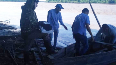 Extraordinario operativo para trasladar a un bebé prematuro en canoa por el río Teuco