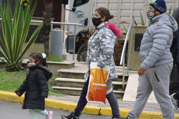 Salieron los abrigos: se anticipan bajas temperaturas hasta el sábado