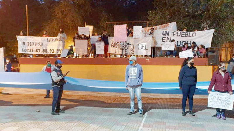 Conflicto por tierras: marcha de familias criollas en Miraflores