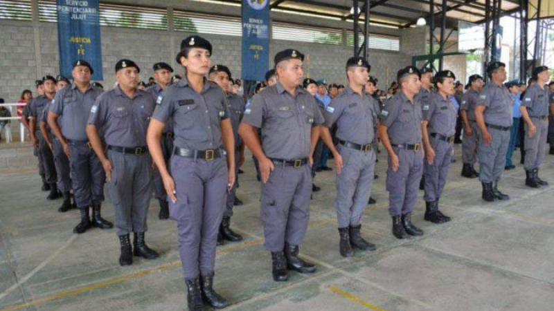 Penitenciarios egresados en 2020 esperan ser incorporados