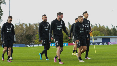Argentina enfrenta a Chile en busca del triunfo que la deje en la cima