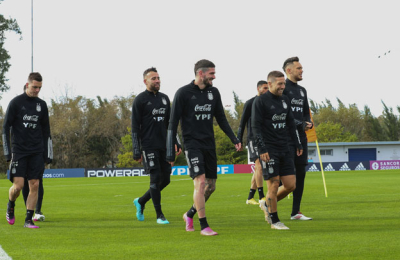 Argentina enfrenta a Chile en busca del triunfo que la deje en la cima
