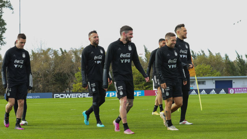 Argentina enfrenta a Chile en busca del triunfo que la deje en la cima