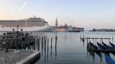 Primer crucero post-COVID zarpa desde Venecia en medio de protestas