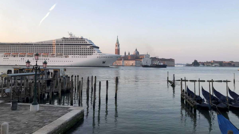 Primer crucero post-COVID zarpa desde Venecia en medio de protestas