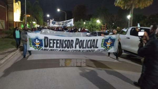 Marcha de familiares y amigos de los cinco policías detenidos (Por Marcelo López, enviado especial).