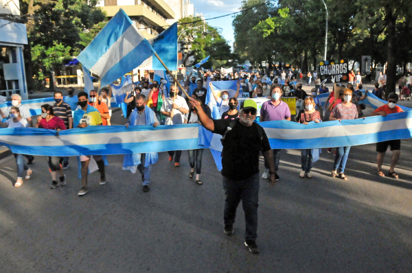 27-02-2021 - BANDERAZO CONTRA LA MERDIDA DE CUARENTENA DISPUESTA POR EL GOBIERNO EN PLAZA 25 DE MAYO. FOTO: JORGE FLORES