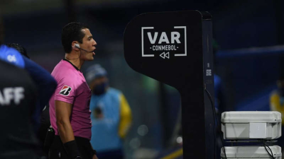 Conmebol publicó la grabación de los audios del VAR que derivaron en el escándalo de Boca-Mineiro