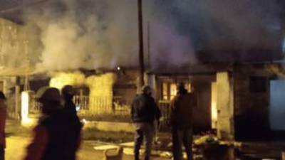Incendio de viviendas en zona sur: angustia y desconsuelo al ver sus casas arder