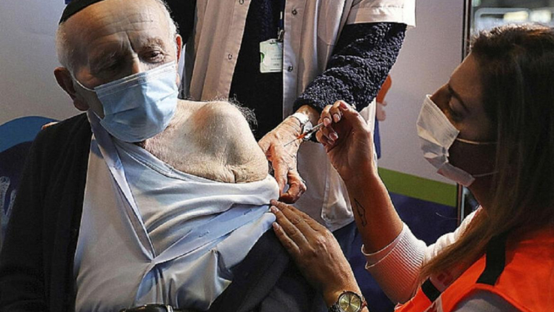 Israel es el primer país en vacunar a los mayores de 60 años con una tercera dosis