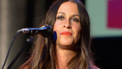 Alanis Morissette reveló que fue violada por varios hombres en su adolescencia