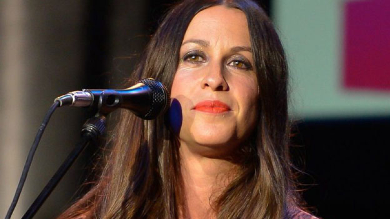 Alanis Morissette reveló que fue violada por varios hombres en su adolescencia