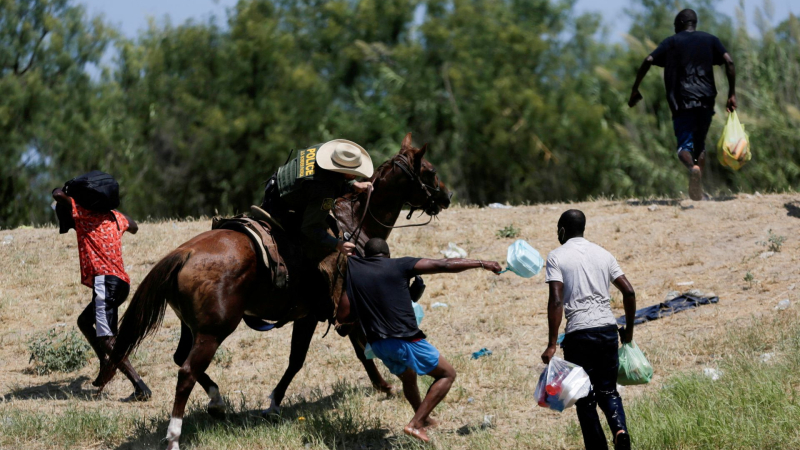 EE.UU. suspende temporalmente a la patrulla a caballo en la frontera con México tras agresión a migrantes