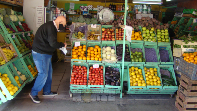 Abundan las frutas en verdulerías, pero es bajo el consumo