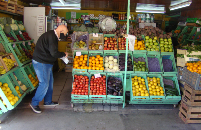 Abundan las frutas en verdulerías, pero es bajo el consumo