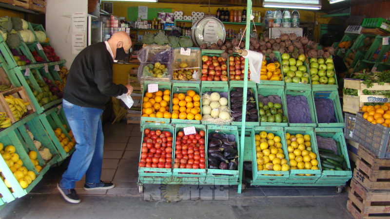 Abundan las frutas en verdulerías, pero es bajo el consumo